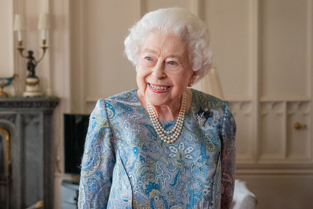 Regina Elisabeta, într-o rochie cu imprimeu, de culoare albastră