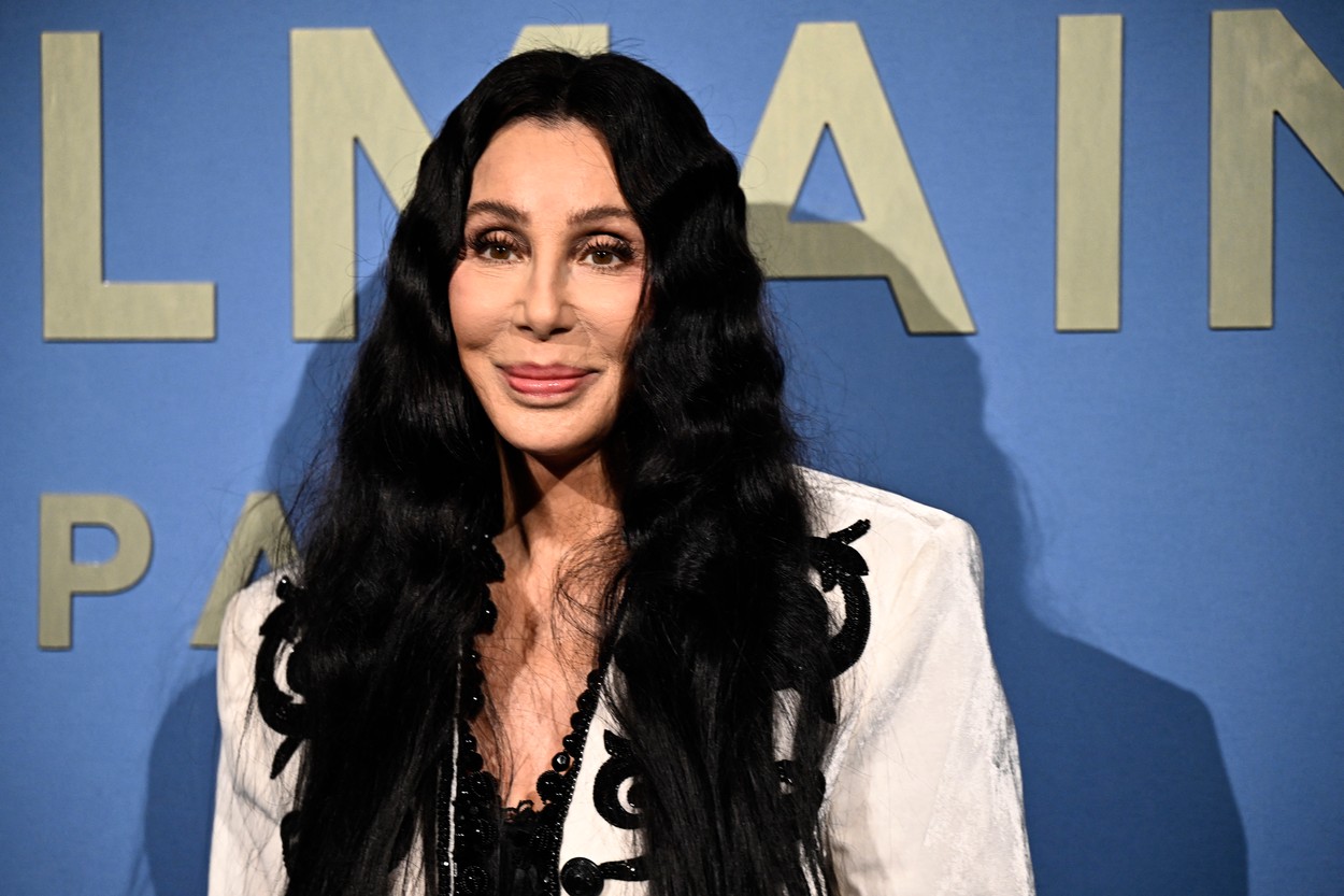 Cher, la un eveniment de modă, într-un sacou deschis la culoare