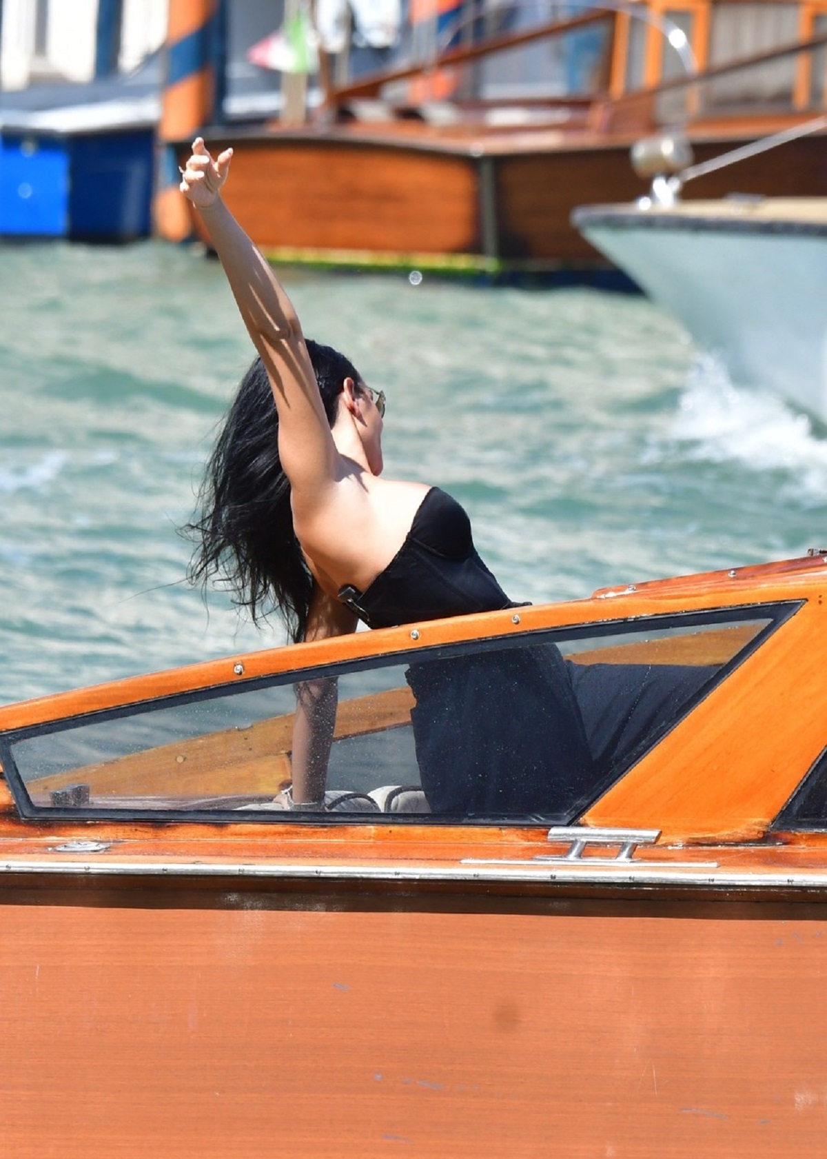 Georgina Rodriguez în timp ce vine cu barca în Veneția