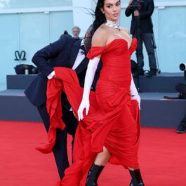 Georgina Rodriguez într-o rochie roșie, o pereche de tocuri negre și o pereche de mănuși albe la Festivalul de Film de la Veneția 2023