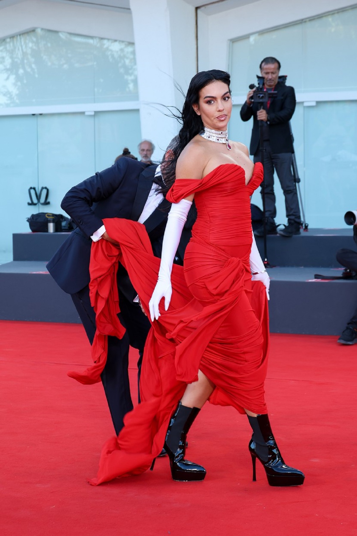 Georgina Rodriguez într-o rochie roșie, o pereche de tocuri negre și o pereche de mănuși albe la Festivalul de Film de la Veneția 2023