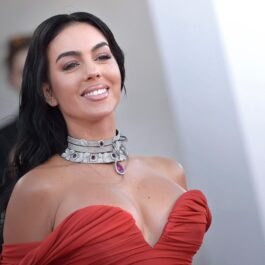 Georgina Rodriguez, într-o rochie roșie, cu decolteu amplu, cu bijuterii masive