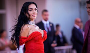 Georgina Rodriguez într-o rochie roșie cu umerii goi la Festivalul de Film de la Veneția 2023