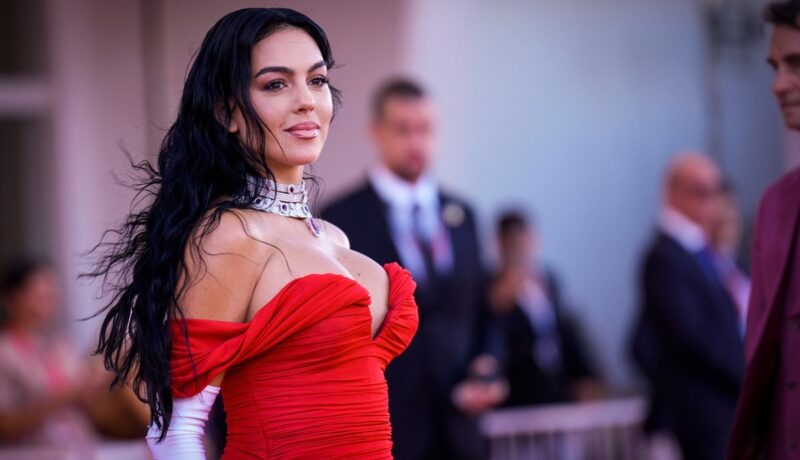 Georgina Rodriguez a purtat o rochie roșie la Festivalul de Film de la Veneția 2023. Iubita lui Cristiano Ronaldo a impresionat cu ținuta pe care a ales-o