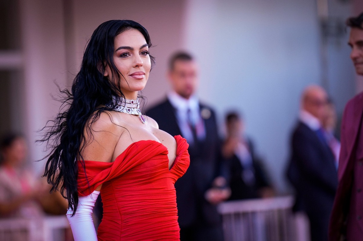 Georgina Rodriguez într-o rochie roșie cu umerii goi la Festivalul de Film de la Veneția 2023
