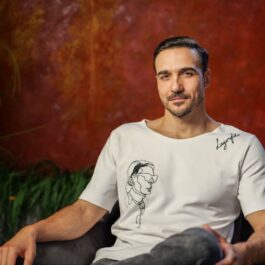 Matei Negrescu, la interviul CaTine.ro, într-un tricou alb, pe un fotoliu