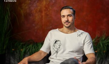 Matei Negrescu, la interviul CaTine.ro, într-un tricou alb, pe un fotoliu