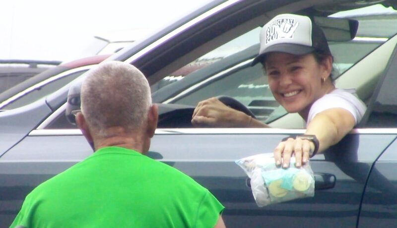 Jennifer Garner i-a dat o mână de ajutor unui bărbat fără adăpost. A vrut să-i dea pantofii ei fără să stea prea mult pe gânduri