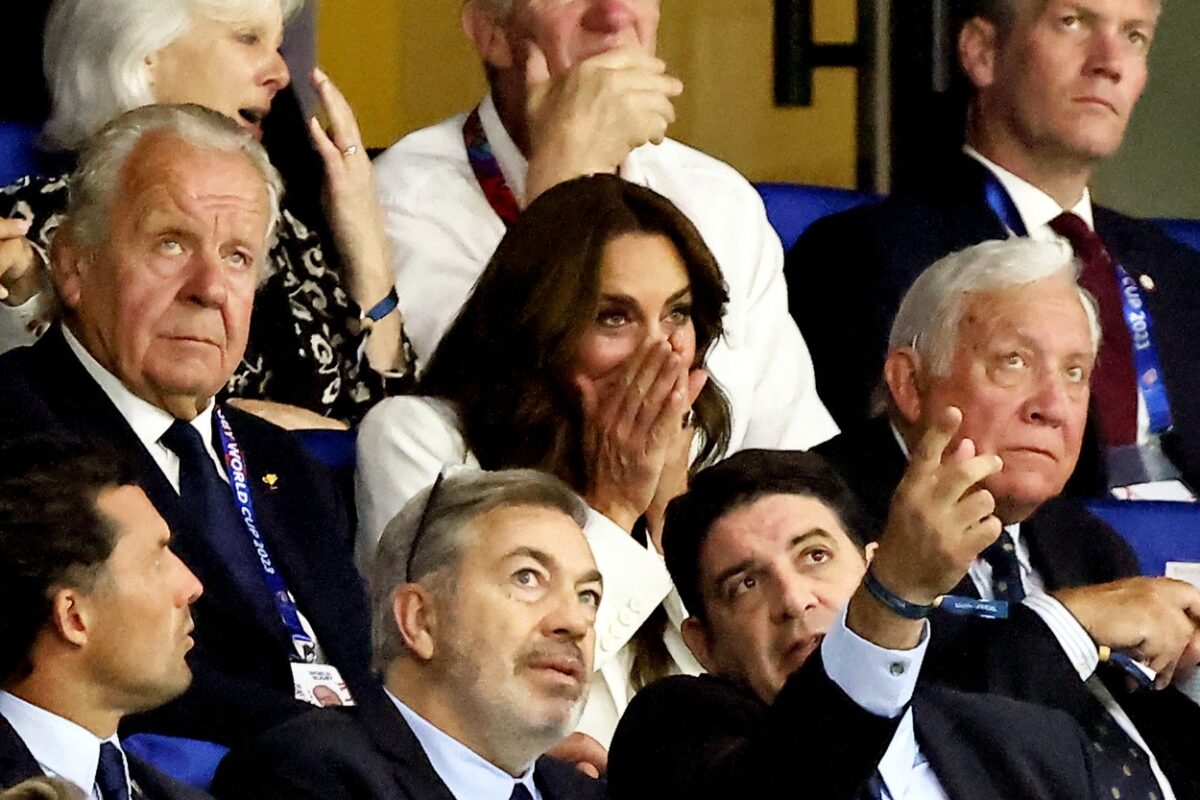 Kate Middleton, cu mâinile la față, în tribune, în timp ce urmărește un meci de rugby