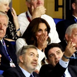 Kate Middleton, cu mâinile la față, în tribune, în timp ce urmărește un meci de rugby