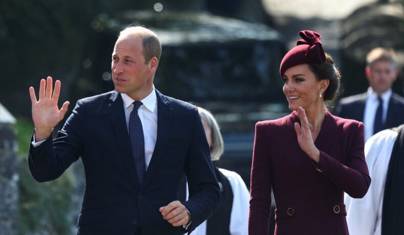 Prințul William și Kate Middleton salută fanii la un eveniment dedicat Reginei Elisabeta