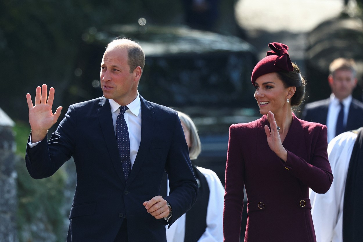 Prințul William și Kate Middleton salută fanii la un eveniment dedicat Reginei Elisabeta
