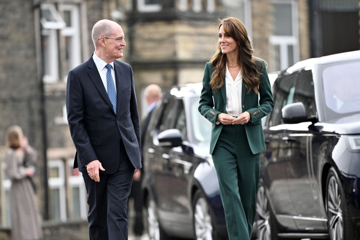 Kate Middleton, alături de reprezentantul unei fabrici de textile din Leeds