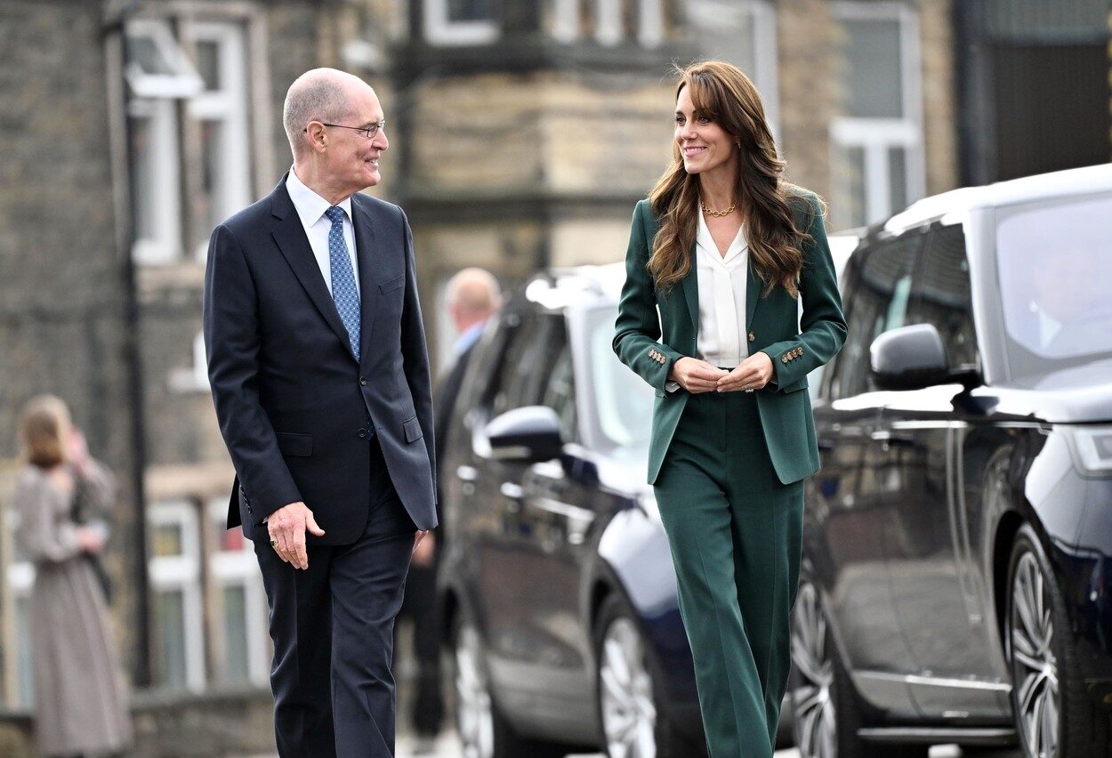 Kate Middleton, alături de reprezentantul unei fabrici de textile din Leeds