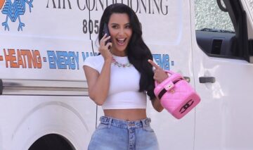Kim Kardashian, zâmbitoare, în timp ce vorbește la telefon