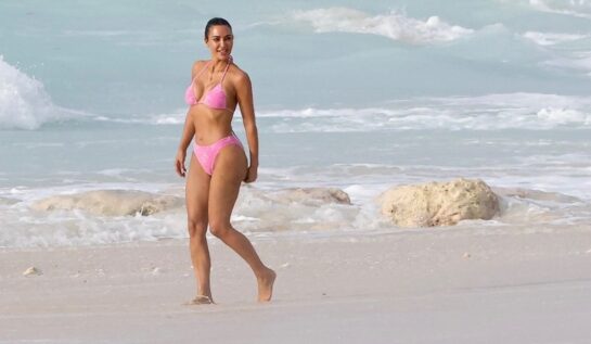 Kim Kardashian a slăbit mult, iar acum își afișează noua siluetă în costum de baie. Vedeta s-a bucurat de soare în timpul unei vacanțe în Turks și Caicos