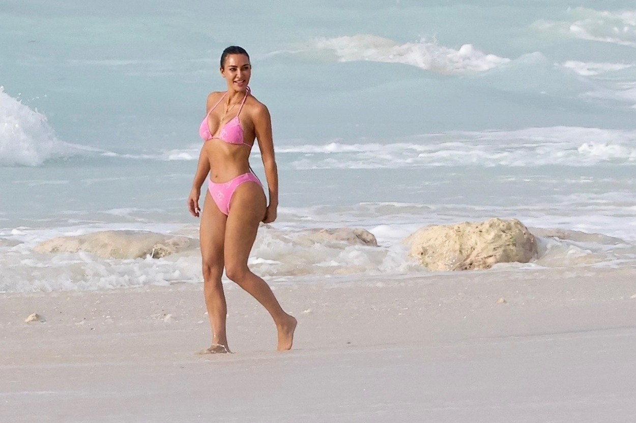 Kim Kardashian, la plajă, într-o vacanță, în insulele Turks and Caicos