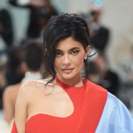 Kylie Jenner într-o fotografie portret la Met Gala 2023