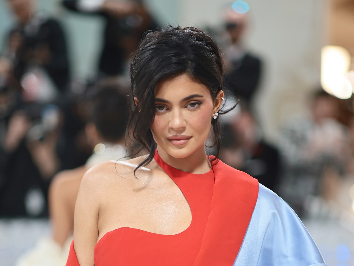Kylie Jenner într-o fotografie portret la Met Gala 2023
