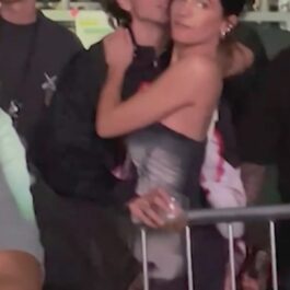 Kylie Jenner și Timothee Chalamet în timp ce se țin în brațe la un concert
