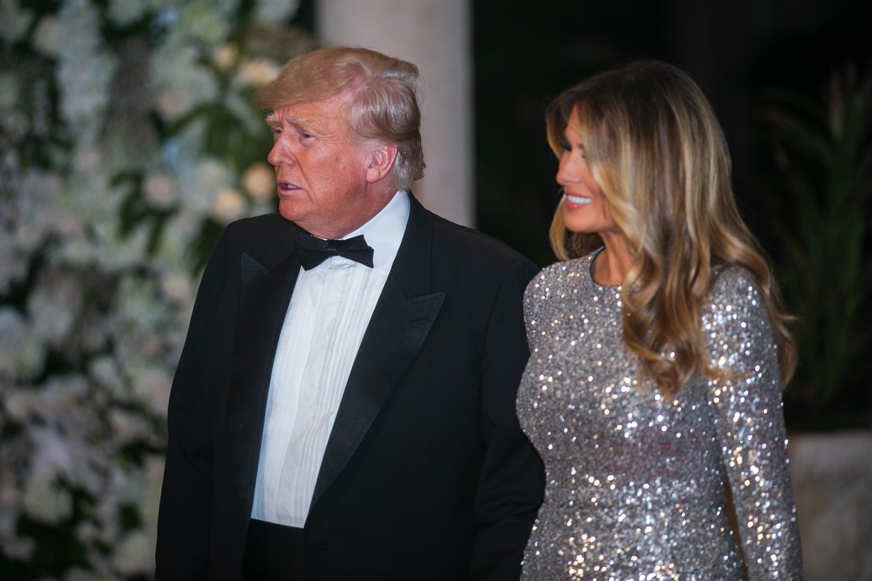 Melania și Donald Trump, la un eveniment, îmbrăcați elegant