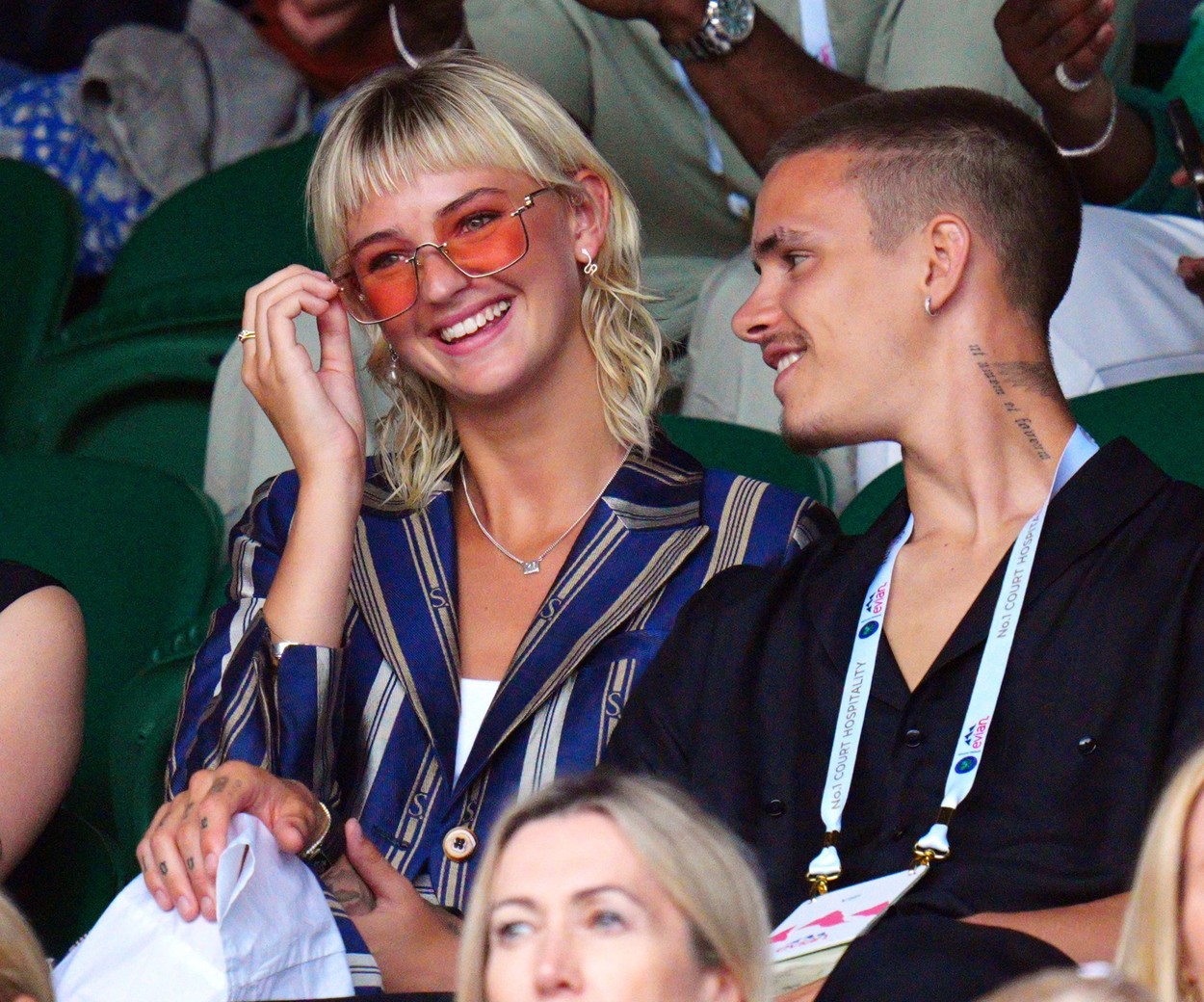 Prezenți în tribunele de la Wimbledon 2023, Mia Regan și Romeo Beckham își zâmbesc unul altuia