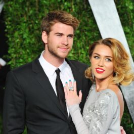 Miley Cyrus și Liam Hemsworth în timp ce pozează împreună la Vanity Fair 2012