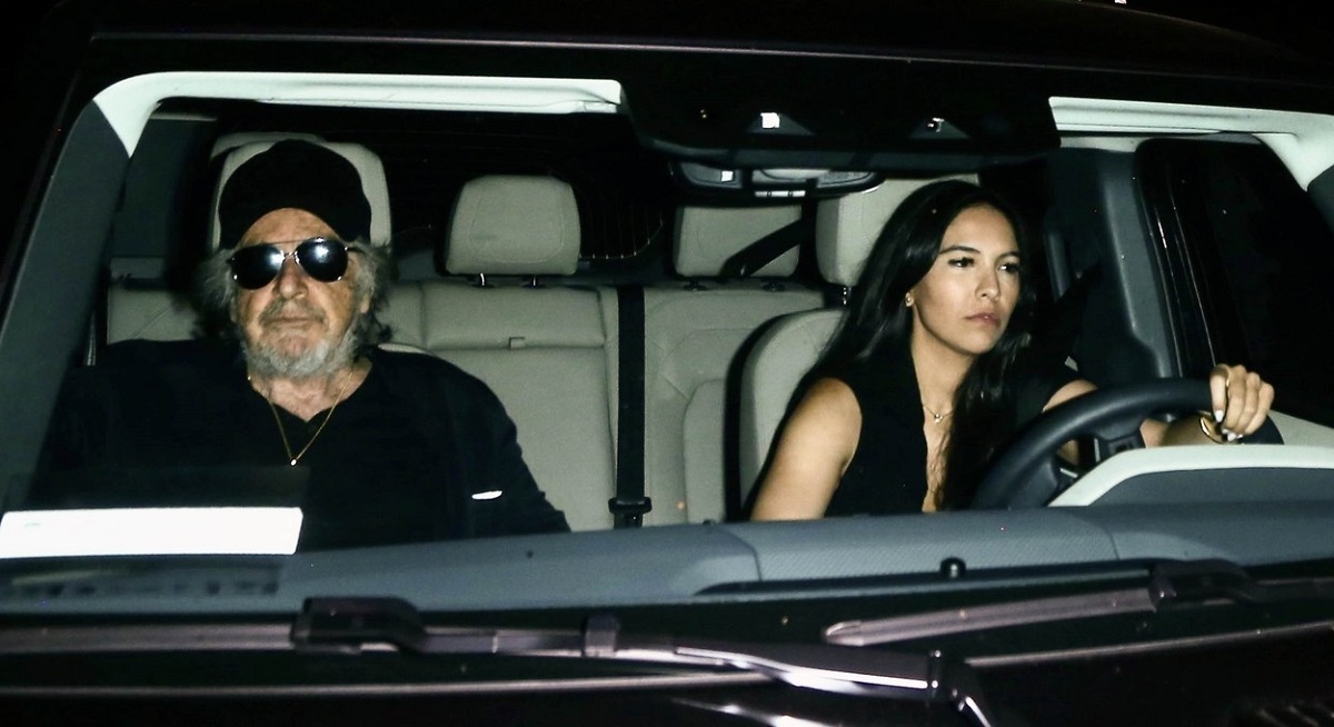 Noor Alfallah și Al Pacino în timp ce se află împreună într-o mașină