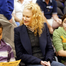 Nicole Kidman cu fiul Conor și fiica Isabella, a un meci în tribune