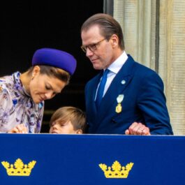 Prințul Oscar al Suediei, alături de părinții lui, la balconul palatului regal