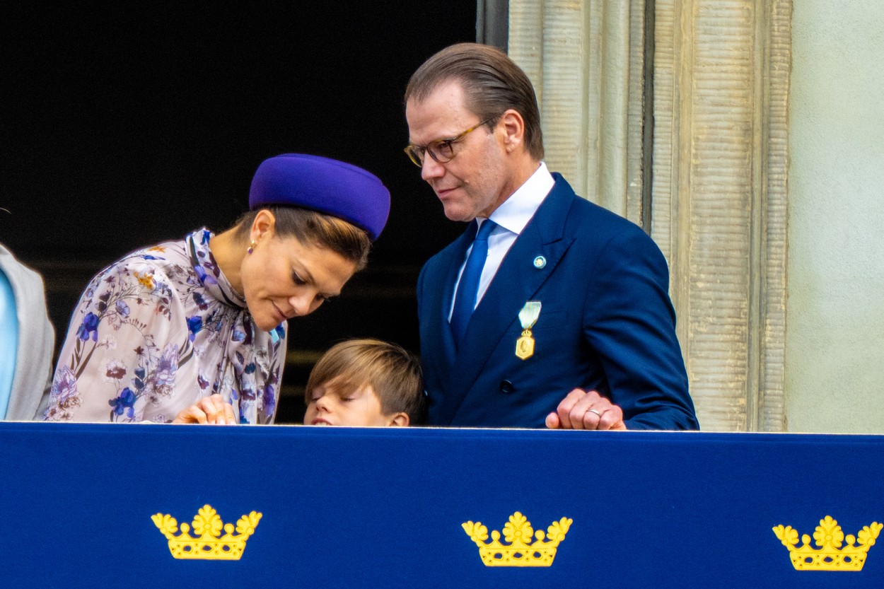Prințul Oscar al Suediei, alături de părinții lui, la balconul palatului regal