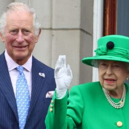 Regina Elisabeta într-o ținută verde, elegantă, purtată pe 5 iunie 2022, în timpul ceremoniilor organizate în cadrul Jubileului de Platină, iar în dreapta Majestății Sale se află fiul ei cel mare