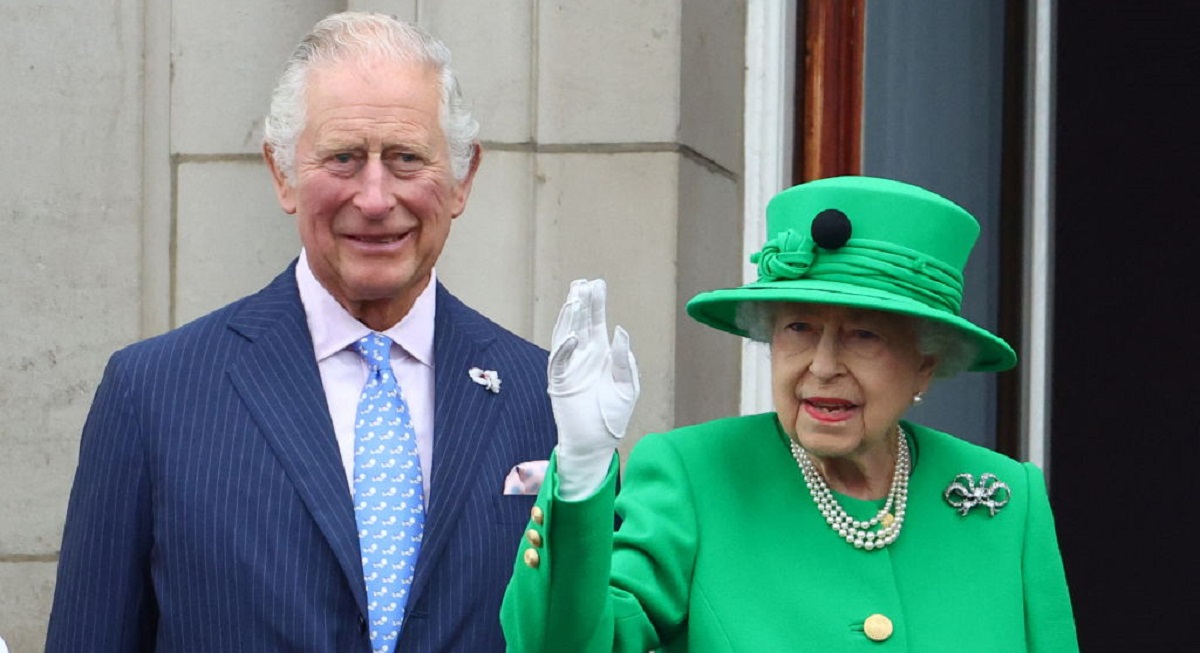 Regina Elisabeta într-o ținută verde, elegantă, purtată pe 5 iunie 2022, în timpul ceremoniilor organizate în cadrul Jubileului de Platină, iar în dreapta Majestății Sale se află fiul ei cel mare