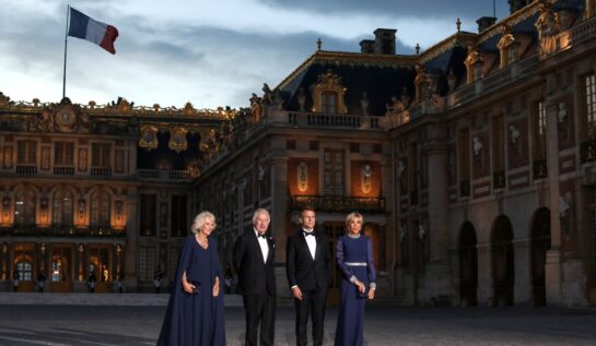 Regina Camilla și Prima Doamnă a Franței au participat la banchetul de stat de la Palatul Versailles. Ținutele purtate de ele au atras toate privirile