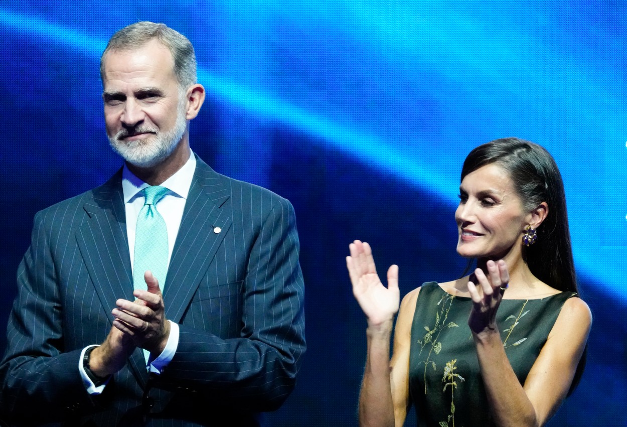 Regina Letizia și Regele Felipe, fotografiați în timp ce aplaudă la un eveniment