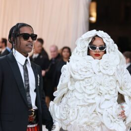 Rihanna și A$AP Rocky pozând împreună la Met Gala 2023