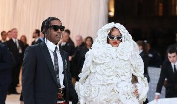 Rihanna și A$AP Rocky pozând împreună la Met Gala 2023