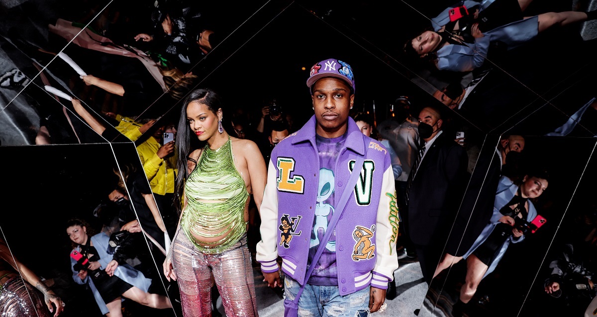 Rihanna și A$AP Rocky în timpul unei ședințe foto pentru un eveniment de covor roșu