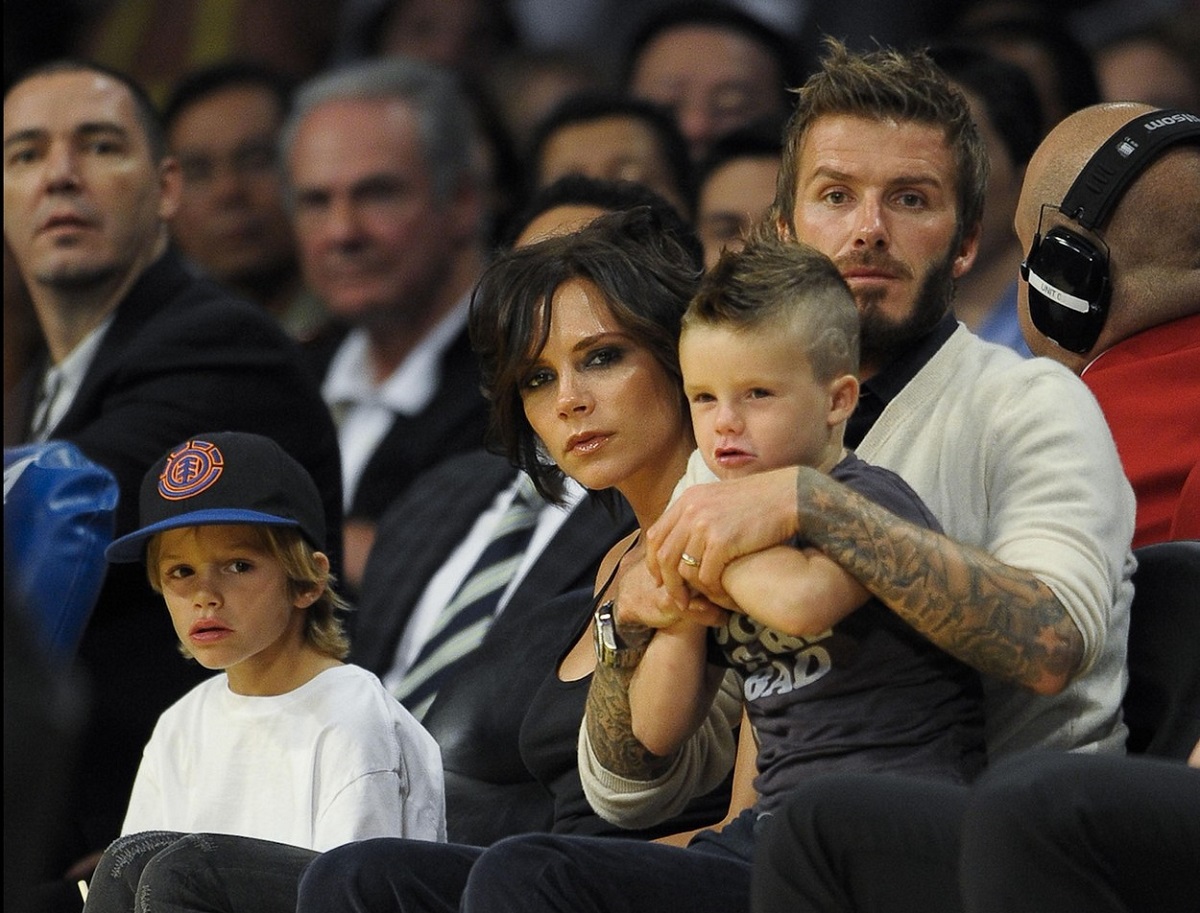 Romeo Beckham alături de părinții lui în tribunele unui meci de fotbal