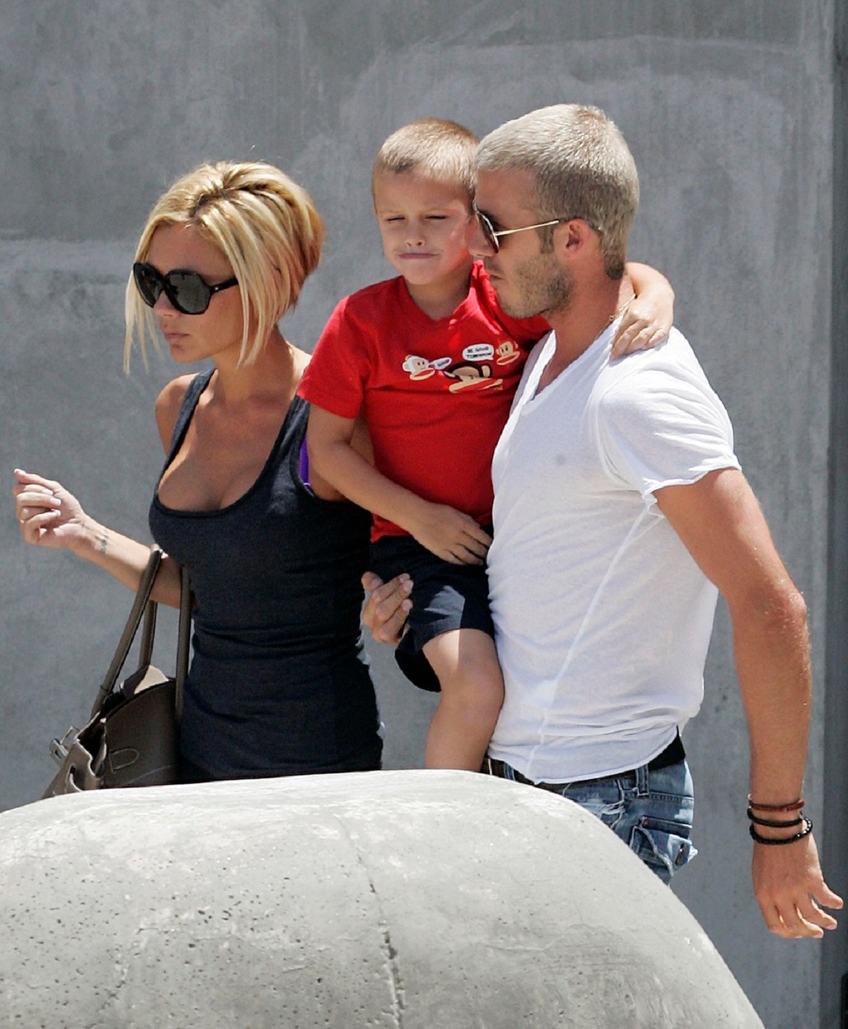 Romeo Beckham în brațele lui David Beckham și alături de mama sa, Victoria Beckham