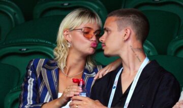 Mia Regan se pregătește să îl sărute pe Romeo Beckham în timp ce erau la un eveniment sportiv, care a avut loc pe 11 iulie 2023