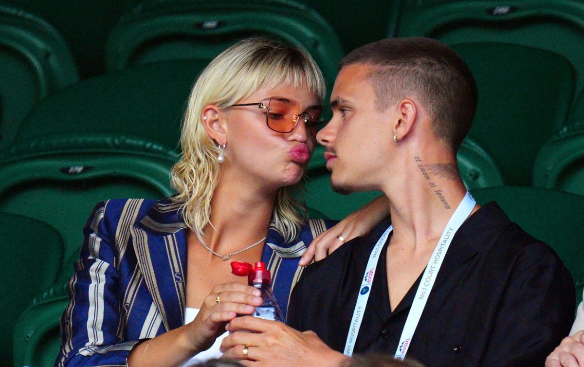 Mia Regan se pregătește să îl sărute pe Romeo Beckham în timp ce erau la un eveniment sportiv, care a avut loc pe 11 iulie 2023