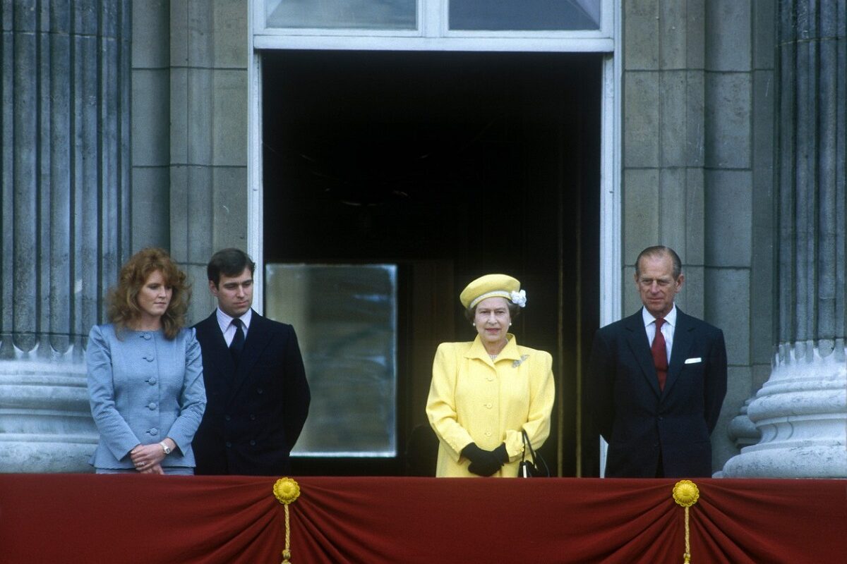 Sarah Ferguson, Prințul Andrew, Regina Elisabeta a II-a și Prințul Philip sunt la balconul Palatului Buckingham