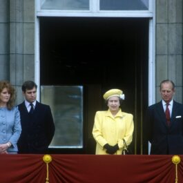 Sarah Ferguson, Prințul Andrew, Regina Elisabeta a II-a și Prințul Philip sunt la balconul Palatului Buckingham