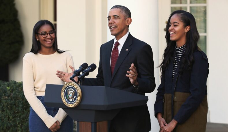 Sasha Obama alături de Barack Obama și Malia Obama în timp ce participă împreună la un discurs de Ziua Recunoștinței din 2015