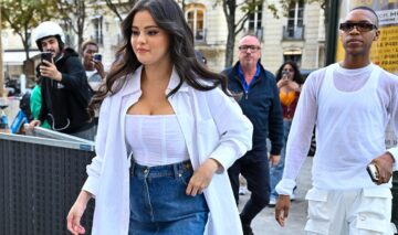 Selena Gomez a avut o apariție elegantă într-un corset alb și o fustă mini din denim. Vedeta și-a completat ținuta cu cizme din piele de șarpe