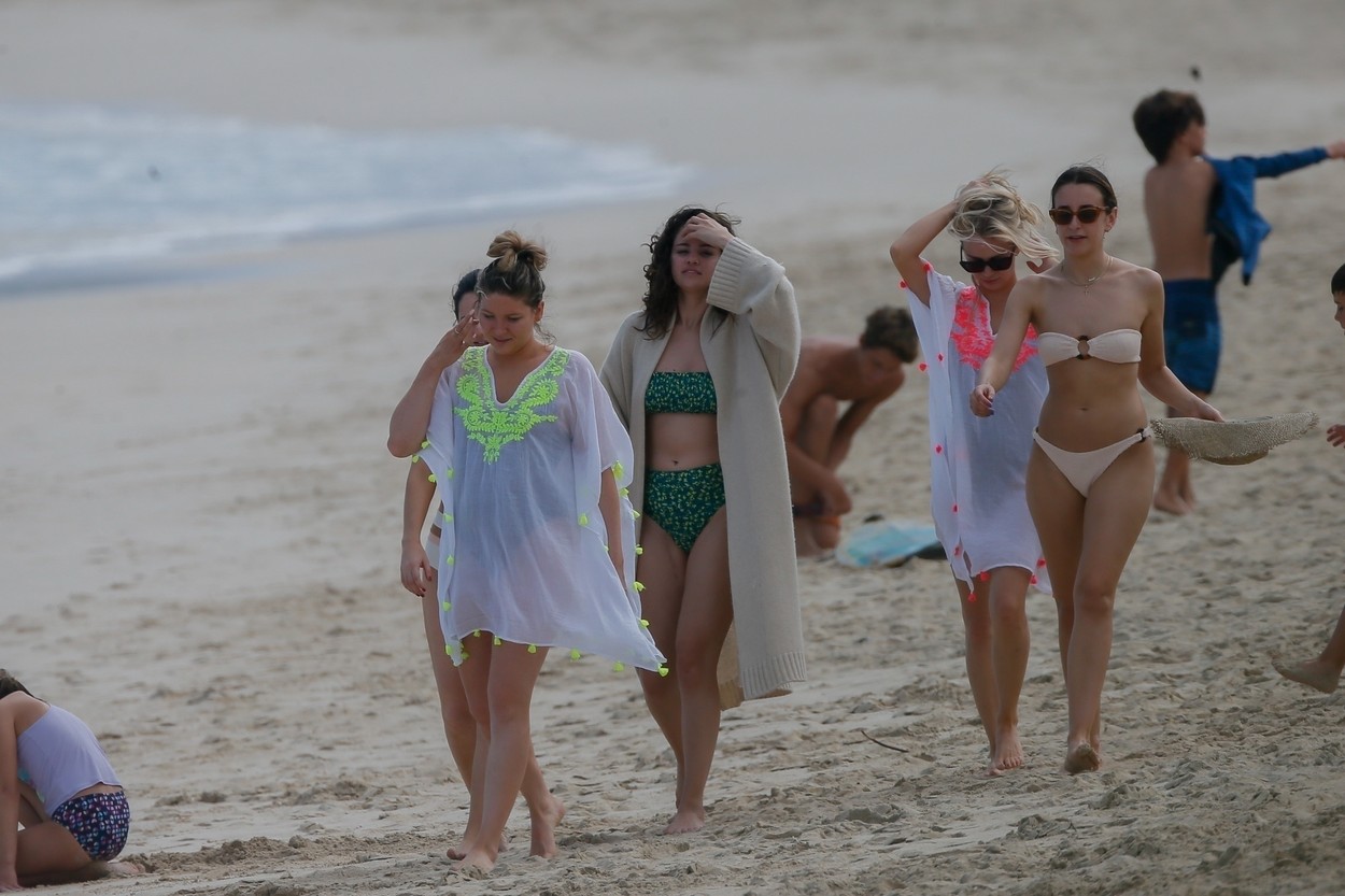 Selena Gomez se plimbă pe o plajă din Honolulu împreună cu câteva prietene
