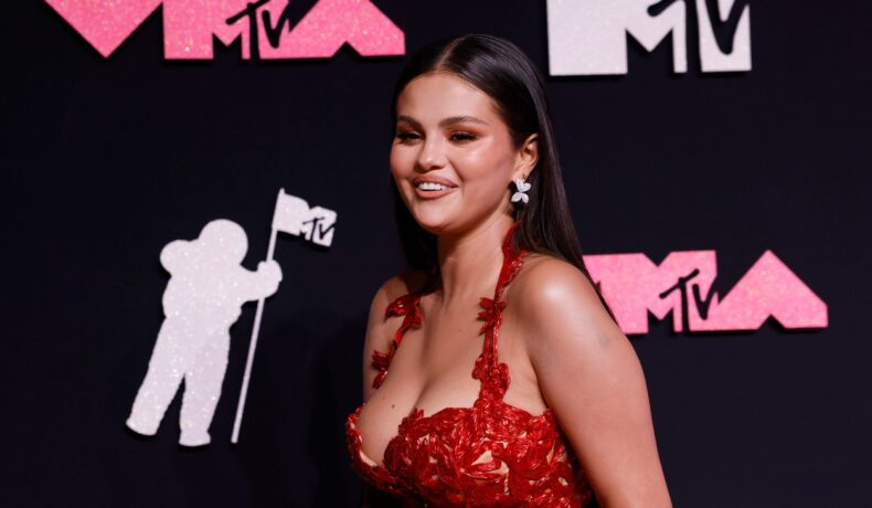 Selena Gomez, într-o rochie roșie, decoltată, la MTV VMA 2023