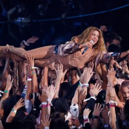 Shakira, purtată pe brațe de fani la MTV VMA 2023