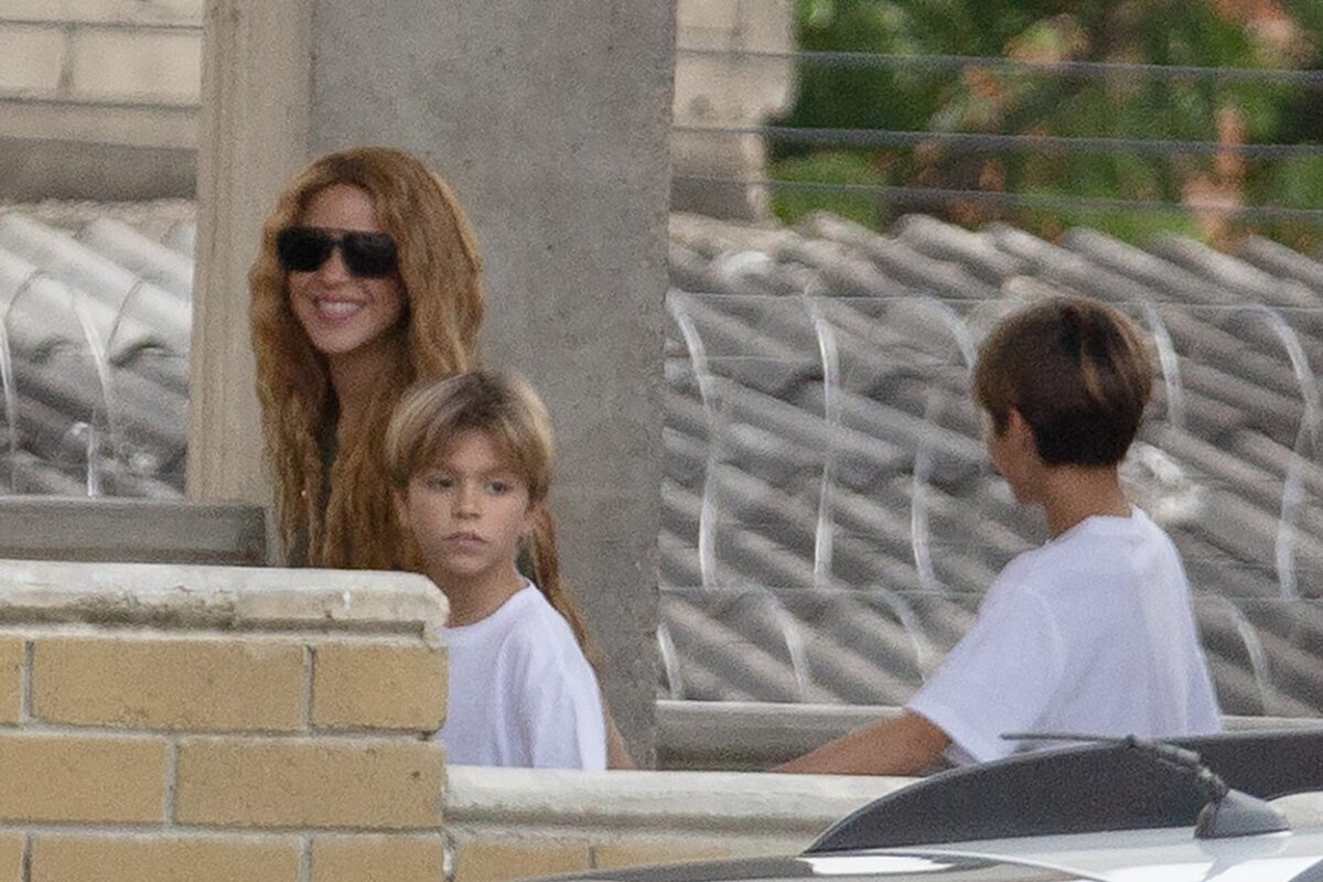 Shakira, alături de cei doi copii, după niște ziduri din cărămidă